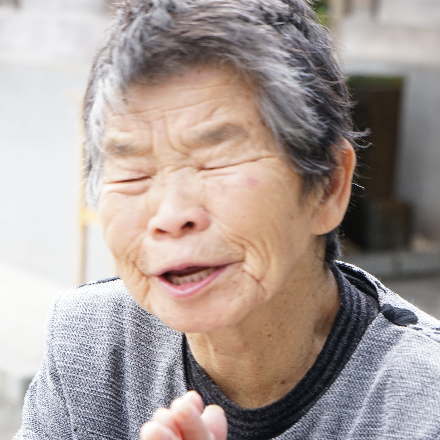 田舎で暮らす高齢の母親