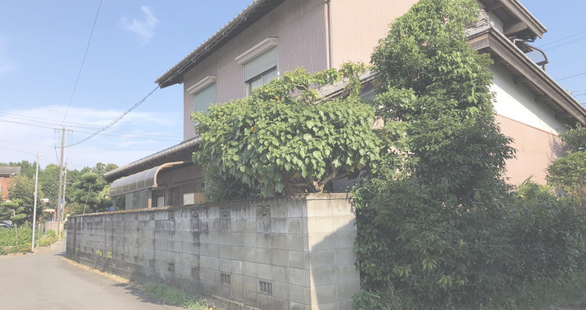 大きな家にする貧しい老人